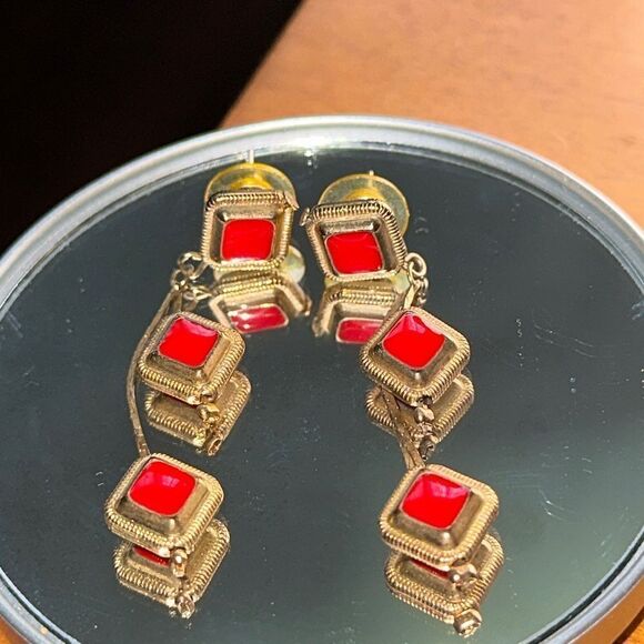 Vintage diamond shaped red enamel gold tone drop/dangle post earrings - Picture 1 of 3